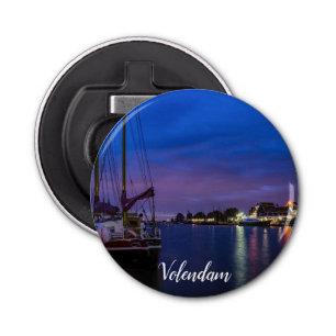 Verlichtde haven van Volendam 's nachts Button Flesopener