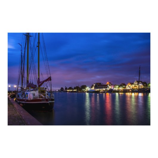 Verlichtde haven van Volendam 's nachts Foto Afdruk (Voorkant)