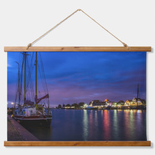 Verlichtde haven van Volendam 's nachts Hangend Wandkleed