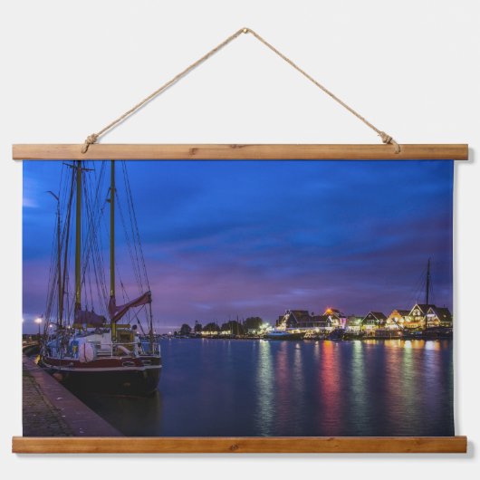 Verlichtde haven van Volendam 's nachts Hangend Wandkleed (Voorkant)