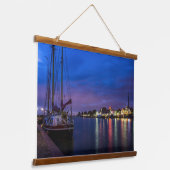 Verlichtde haven van Volendam 's nachts Hangend Wandkleed (Gebogen)