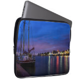 Verlichtde haven van Volendam 's nachts Laptop Sleeve (Voorkant Rechts)