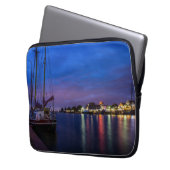 Verlichtde haven van Volendam 's nachts Laptop Sleeve (Voorkant Links)