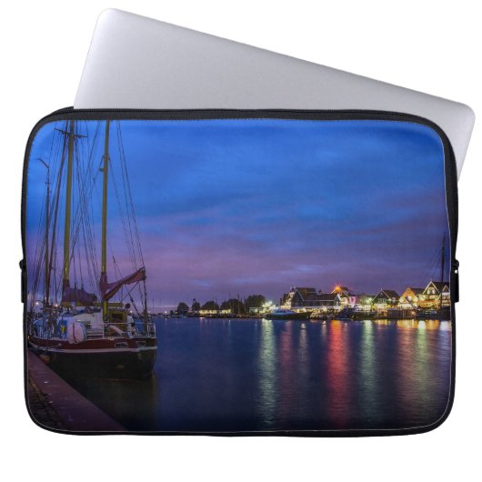 Verlichtde haven van Volendam 's nachts Laptop Sleeve (Voorkant)