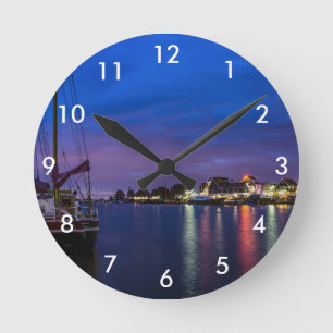 Verlichtde haven van Volendam 's nachts Ronde Klok