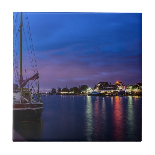 Verlichtde haven van Volendam 's nachts Tegeltje (Voorkant)