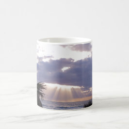 Verlichtde oceaan in de vroege ochtend koffiemok