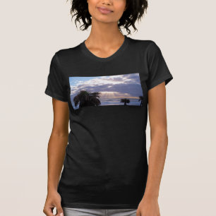 Verlichtde oceaan in de vroege ochtend t-shirt