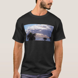 Verlichtde oceaan in de vroege ochtend t-shirt
