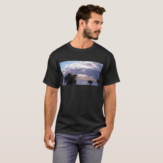 Verlichtde oceaan in de vroege ochtend t-shirt (Voorkant volledig)