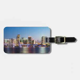 Verlichtde skyline van het centrum van Miami bij s Bagagelabel
