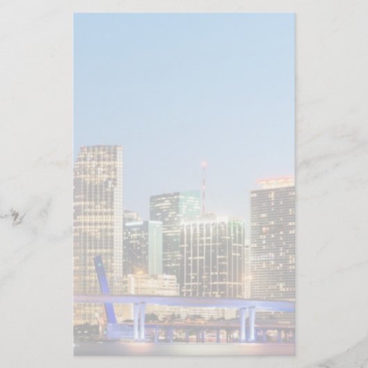 Verlichtde skyline van het centrum van Miami bij s Briefpapier (Voorkant)