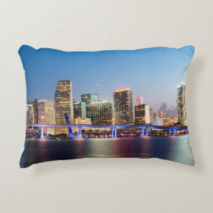 Verlichtde skyline van het centrum van Miami bij s Decoratief Kussen