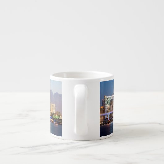 Verlichtde skyline van het centrum van Miami bij s Espresso Kop (Achterkant)