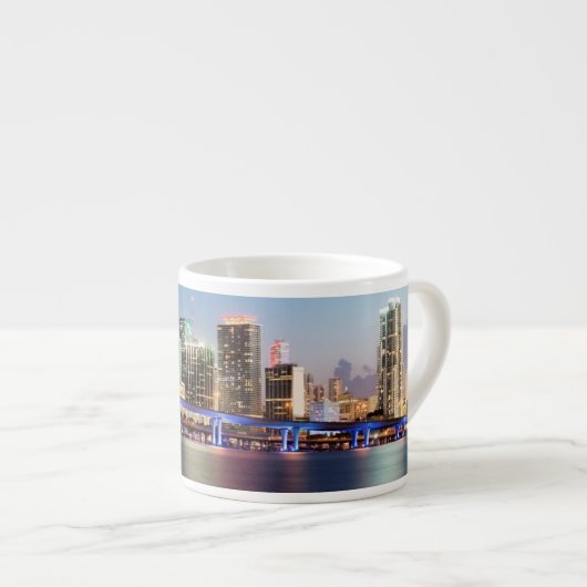 Verlichtde skyline van het centrum van Miami bij s Espresso Kop (Voorkant rechts)