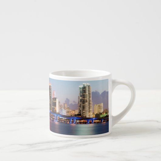 Verlichtde skyline van het centrum van Miami bij s Espresso Kop (Rechts)