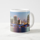 Verlichtde skyline van het centrum van Miami bij s Grote Koffiekop (Voorkant rechts)