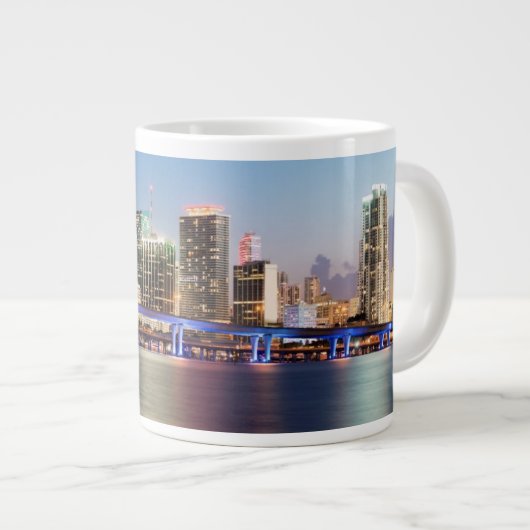 Verlichtde skyline van het centrum van Miami bij s Grote Koffiekop (Voorkant rechts)