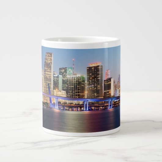 Verlichtde skyline van het centrum van Miami bij s Grote Koffiekop (Voorkant)