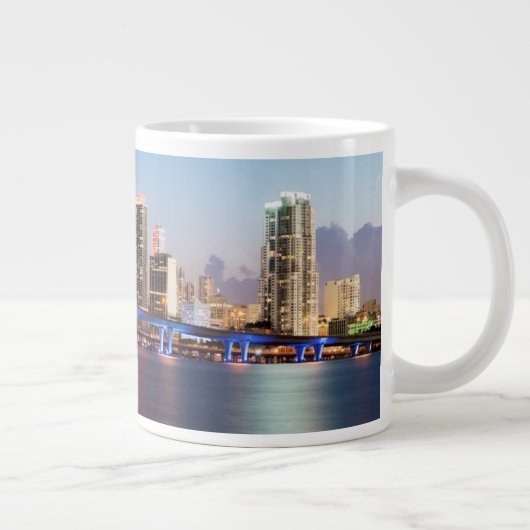 Verlichtde skyline van het centrum van Miami bij s Grote Koffiekop (Rechts)