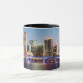Verlichtde skyline van het centrum van Miami bij s Mok (Midden)