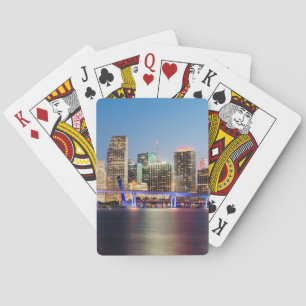 Verlichtde skyline van het centrum van Miami bij s Pokerkaarten