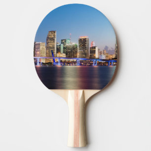 Verlichtde skyline van het centrum van Miami bij s Tafeltennisbatje