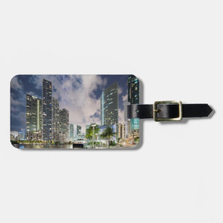 Verlichtde torens aan de waterfront van de Miami Bagagelabel