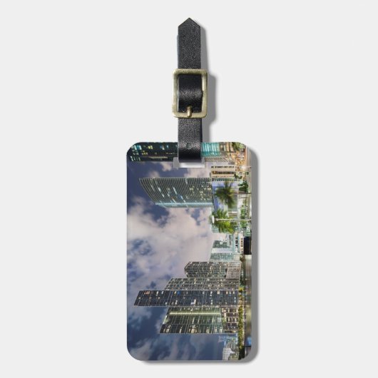 Verlichtde torens aan de waterfront van de Miami Bagagelabel (Voorkant verticaal)