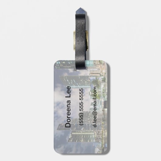 Verlichtde torens aan de waterfront van de Miami Bagagelabel (Achterkant verticaal)