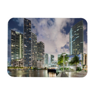 Verlichtde torens aan de waterfront van de Miami Magneet