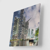 Verlichtde torens aan de waterfront van de Miami Vierkante Klok (Hoek)