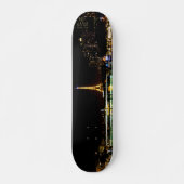 Verlichte Eiffeltoren in Parijs 's nachts Persoonlijk Skateboard (Voorkant)