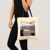 Verlichte oceaan in de vroege ochtend tote bag (Voorkant (product))