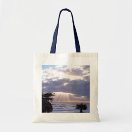 Verlichte oceaan in de vroege ochtend tote bag