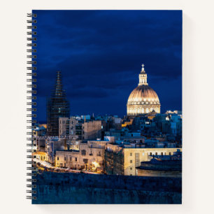 Verlichte oude stad Valletta en haven 's nachts Notitieboek