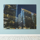 Verlichte stadsgezicht bij nacht canvas afdruk (Insitu (Houten vloer))
