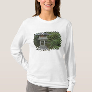 Verlichte stenen lantaarn in Japanse tuin T-shirt