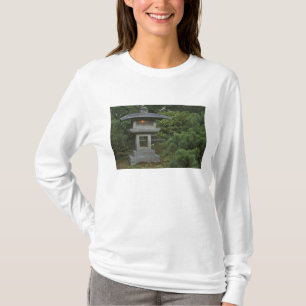 Verlichte stenen lantaarn in Japanse tuin T-shirt