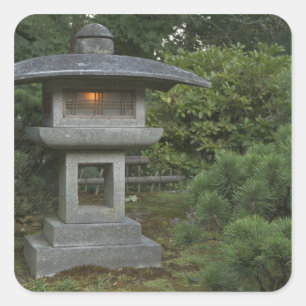 Verlichte stenen lantaarn in Japanse tuin Vierkante Sticker
