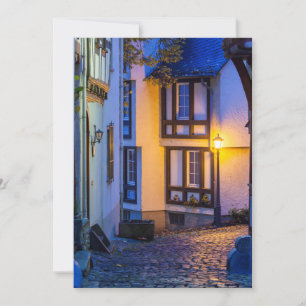 Verlichte straatlantaarn op een kasseienstraat bedankkaart