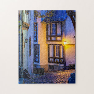 Verlichte straatlantaarn op een kasseienstraat legpuzzel
