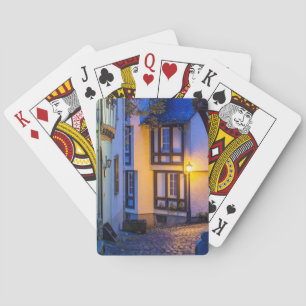 Verlichte straatlantaarn op een kasseienstraat pokerkaarten