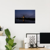 Verlichte windmolen bij Blauwe Uur poster (Thuiskantoor)