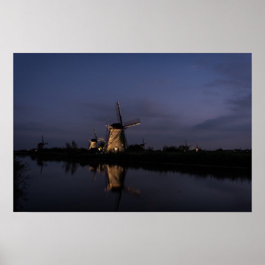 Verlichte windmolen bij Blauwe Uur poster (Voorkant)