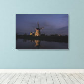 Verlichte windmolen bij Blue Hour canvas print (Insitu (Houten vloer))