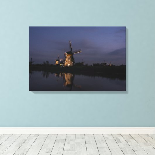 Verlichte windmolen bij Blue Hour canvas print (Insitu (Houten vloer))
