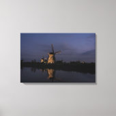 Verlichte windmolen bij Blue Hour canvas print (Voorkant)