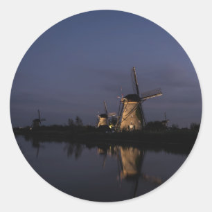 Verlichte windmolen bij Blue Hour ronde sticker