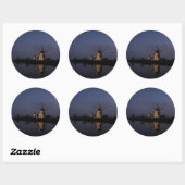 Verlichte windmolen bij Blue Hour ronde sticker (Vel)